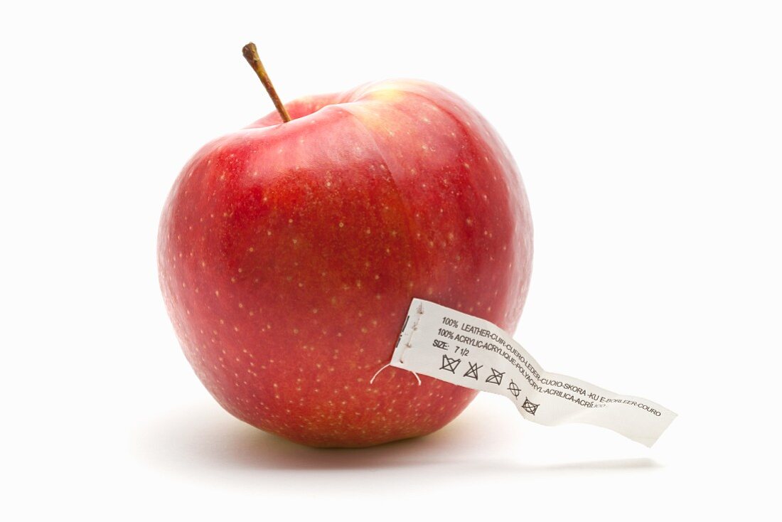 Apfel mit Wäscheetikett (Symbolbild für synthetisch hergestellte Lebensmittel)