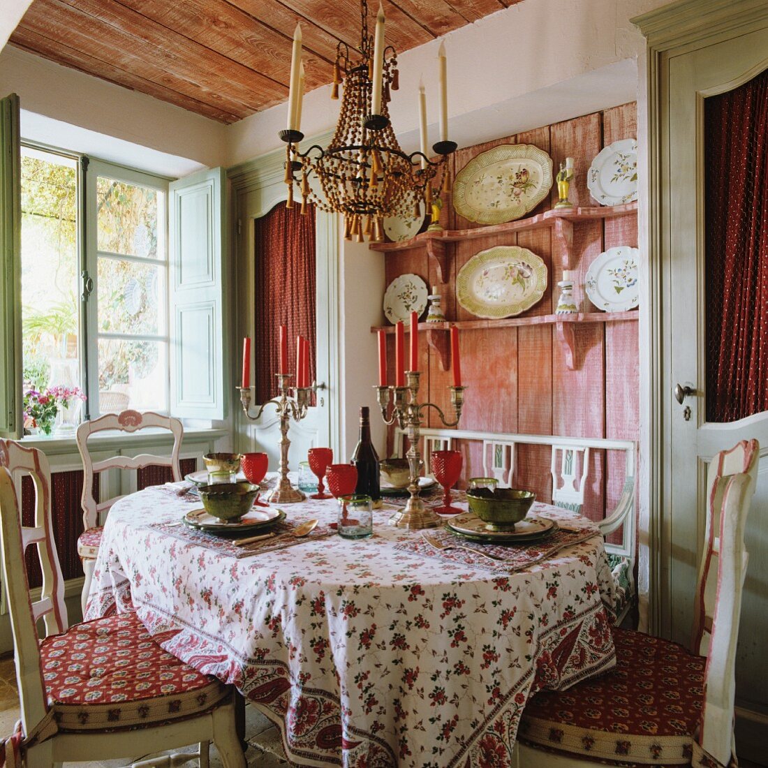 Französischer Landhausstil im Esszimmer mit rustikalem Wandregal und antikem Kronleuchter