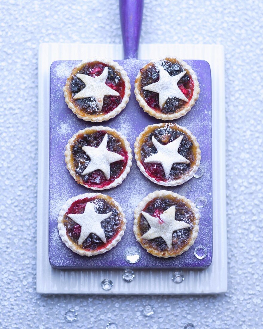 Mince pies dusted with icing sugar