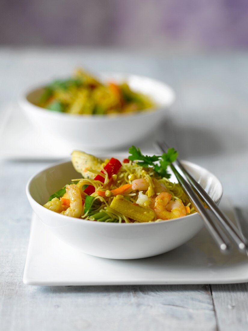 Noodles with shrimps and vegetables (Asia)