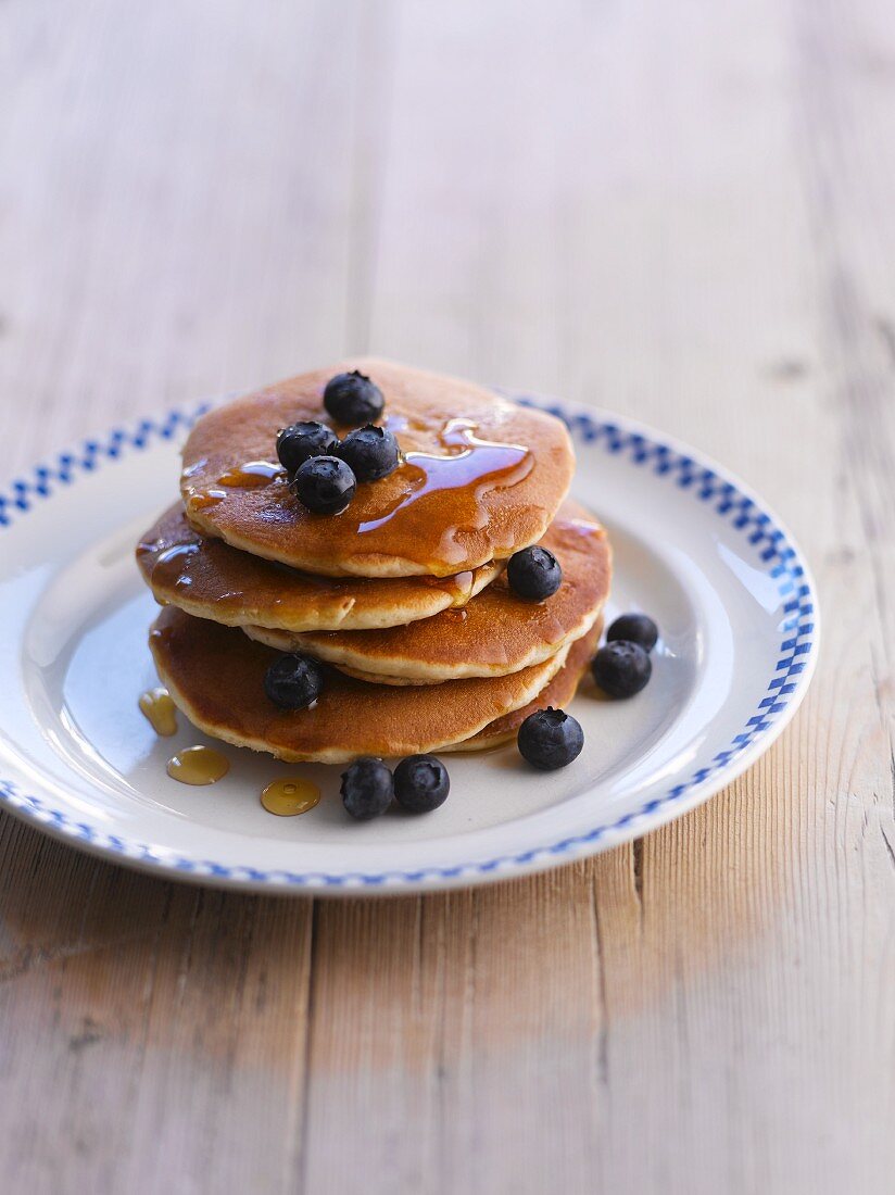 Pancakes mit Heidelbeeren und Ahornsirup