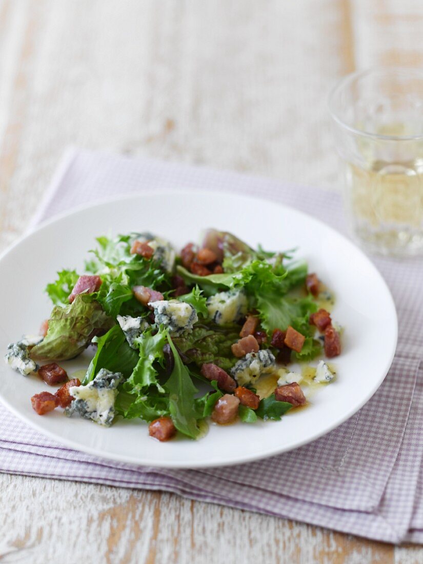 Mixed leaf salad with pancetta and blue cheese