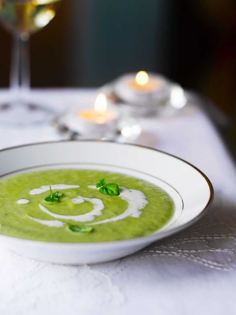 Erbsensuppe mit Sauerrahm