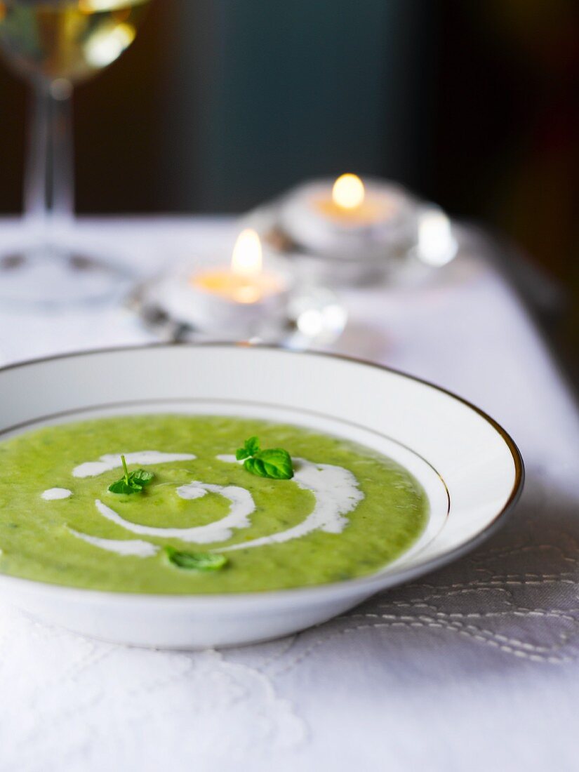 Pea soup with sour cream