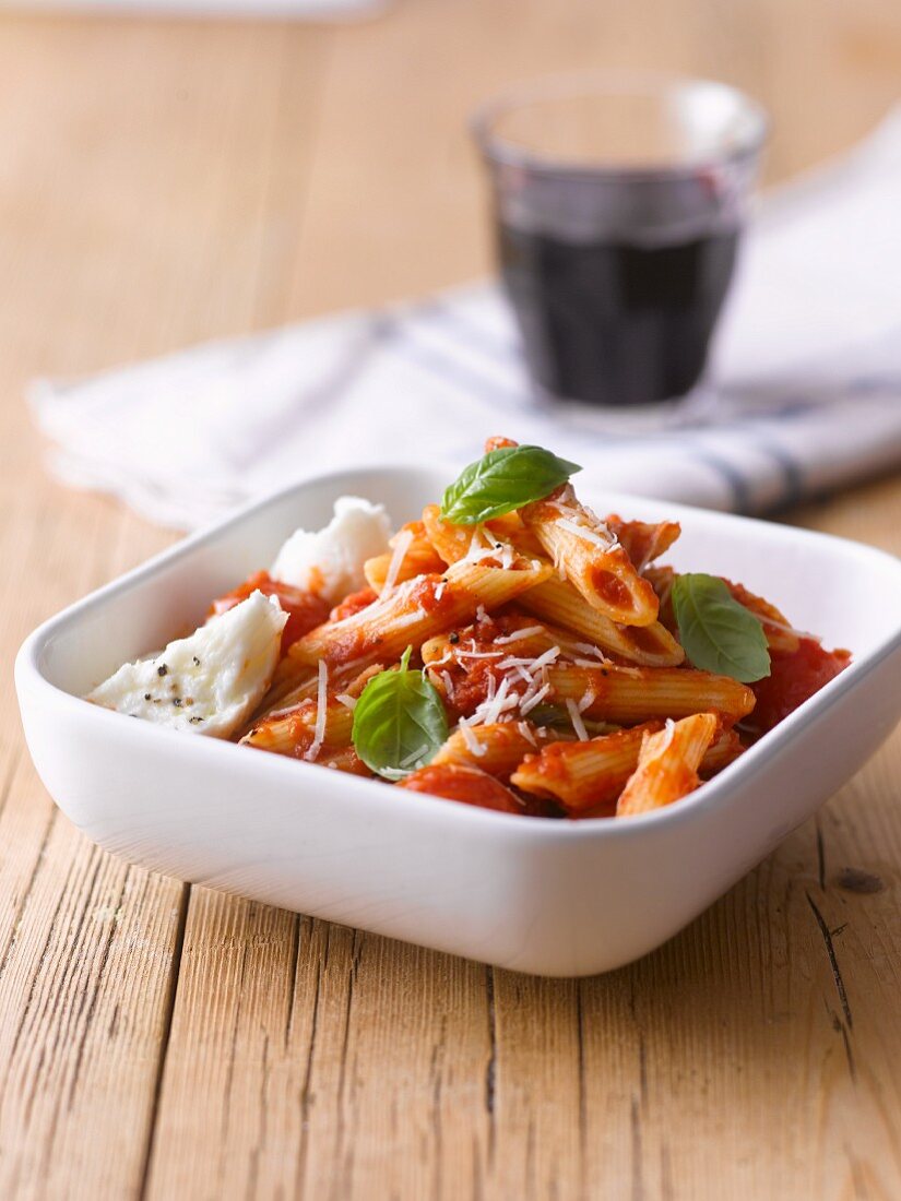 Penne mit Tomaten, Basilikum und Parmesan