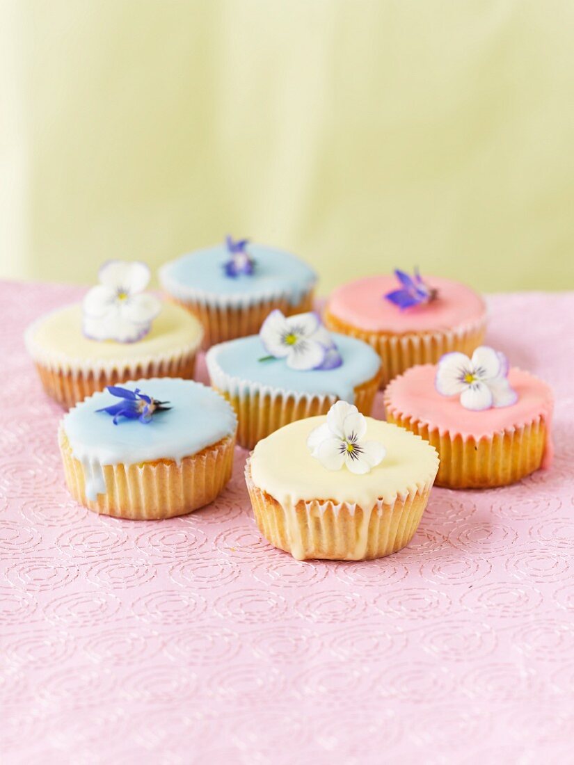 Mehrere Cupcakes mit Frühlingsblumen