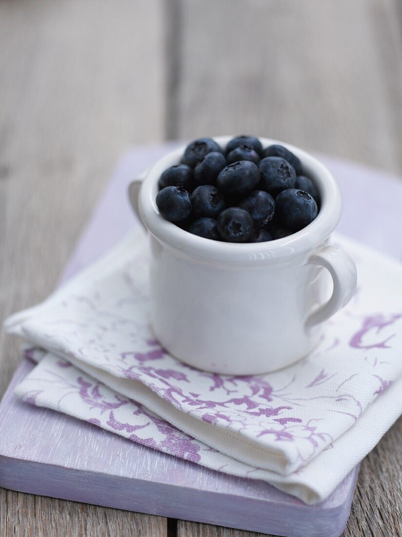 Heidelbeeren in einer Tasse