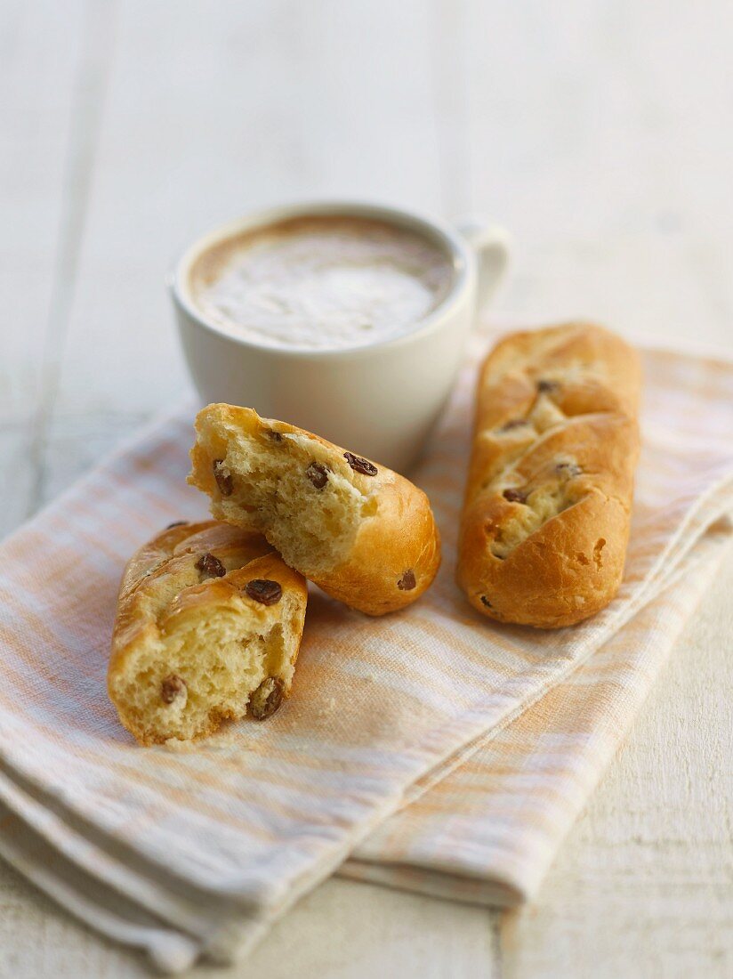 Brioches und Cappuccino