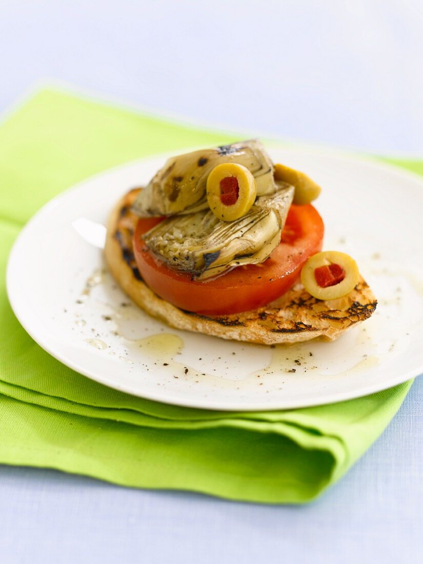 Bruschetta mit Tomaten, Artischocken und Oliven