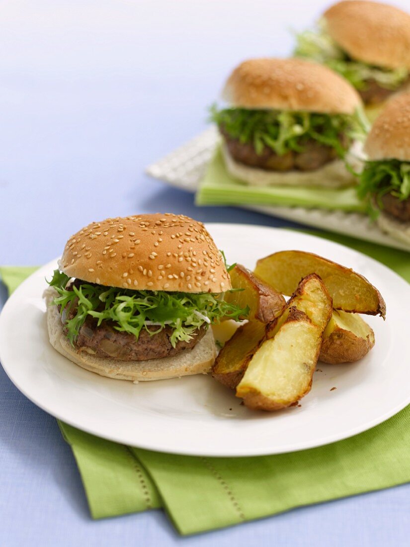 A hamburger with potato wedges