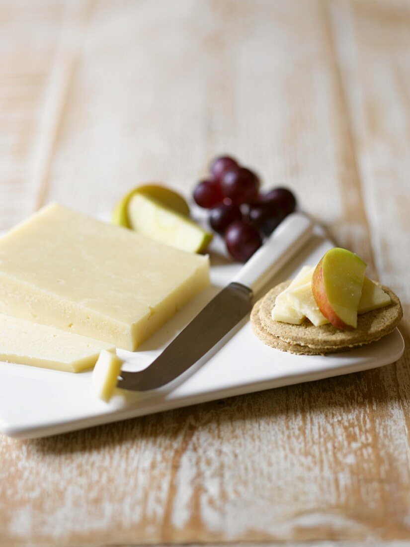 Crackers with cheese, apples and grapes