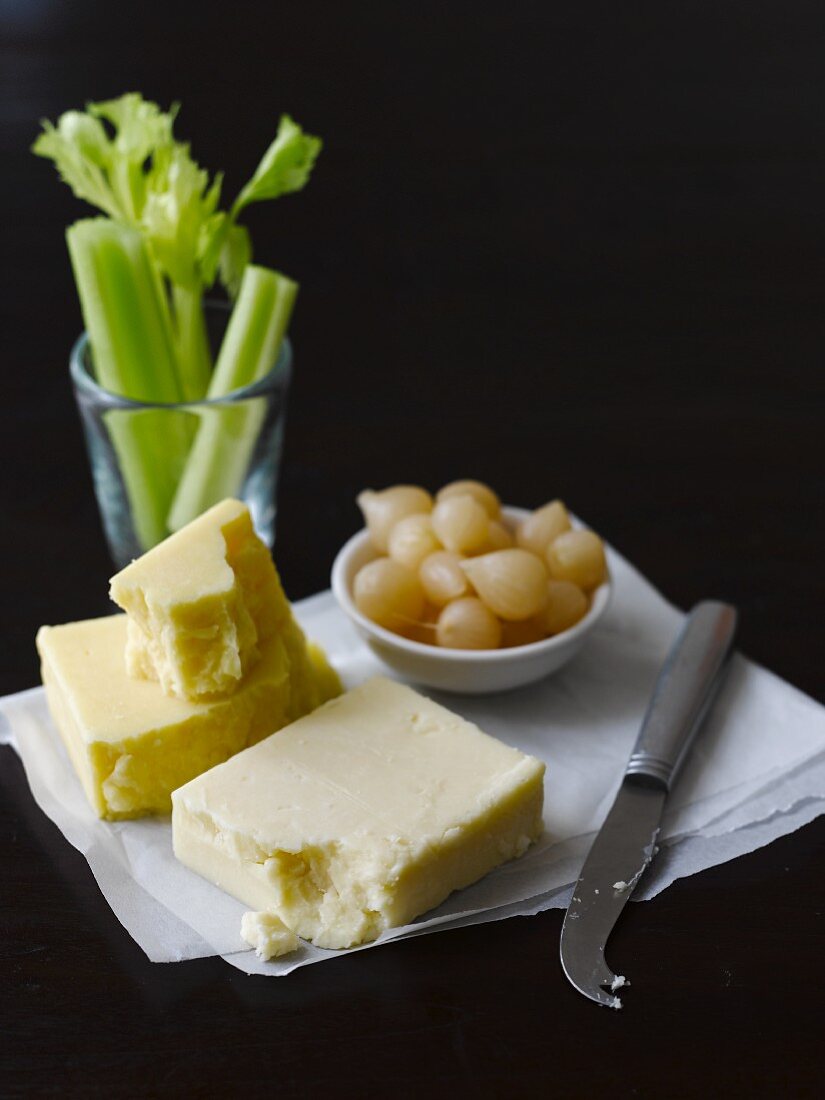 Parmesan, Perlzwiebeln und Staudensellerie