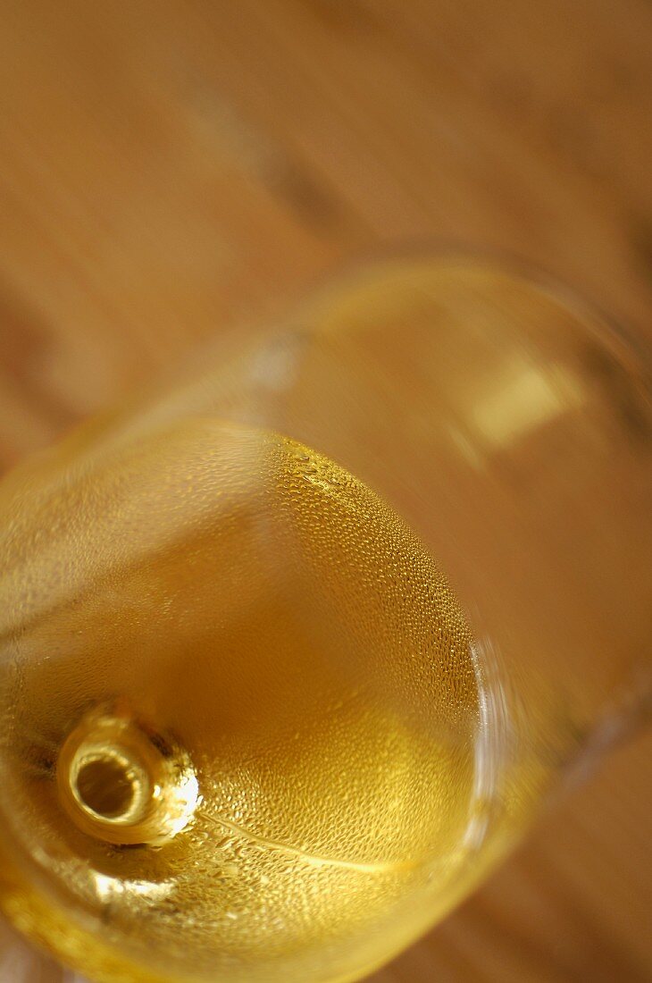 Kalter Weißwein im Glas