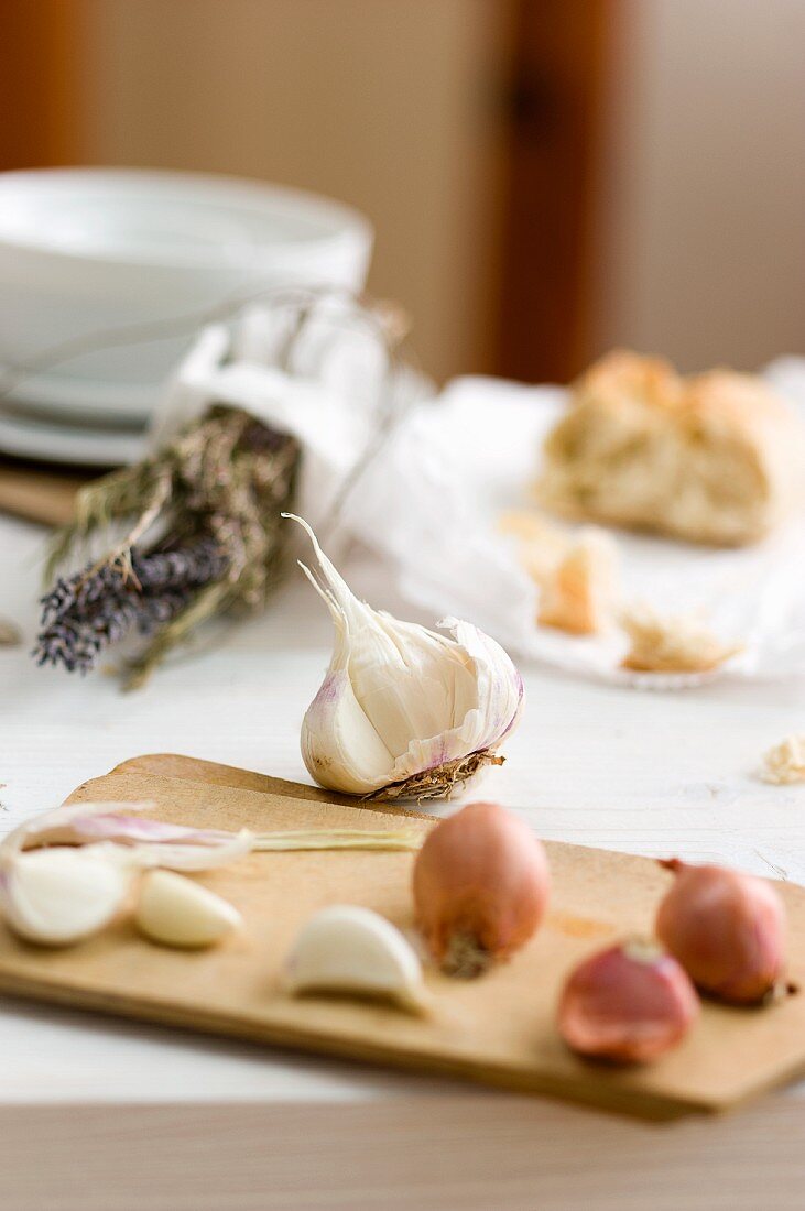 Knoblauch und Schalotten, getrocknete Kräuter, Weißbrot