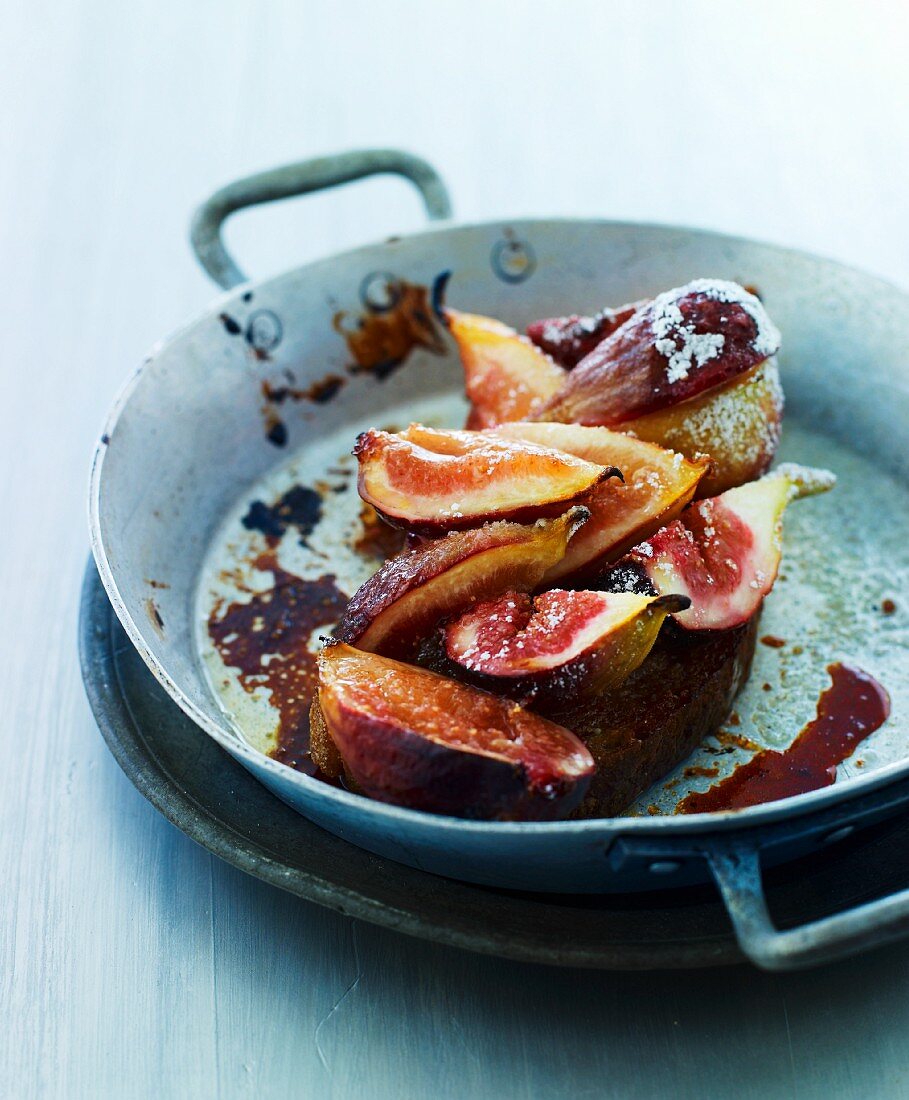 Sliced bread with caramelised figs