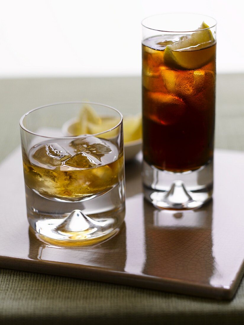 Whiskey und Cuba Libre in Gläsern