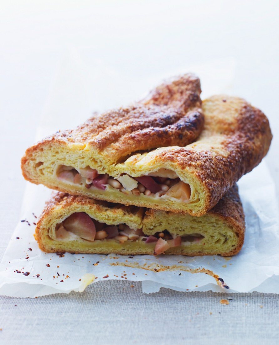 Yeast cake with an apple filling