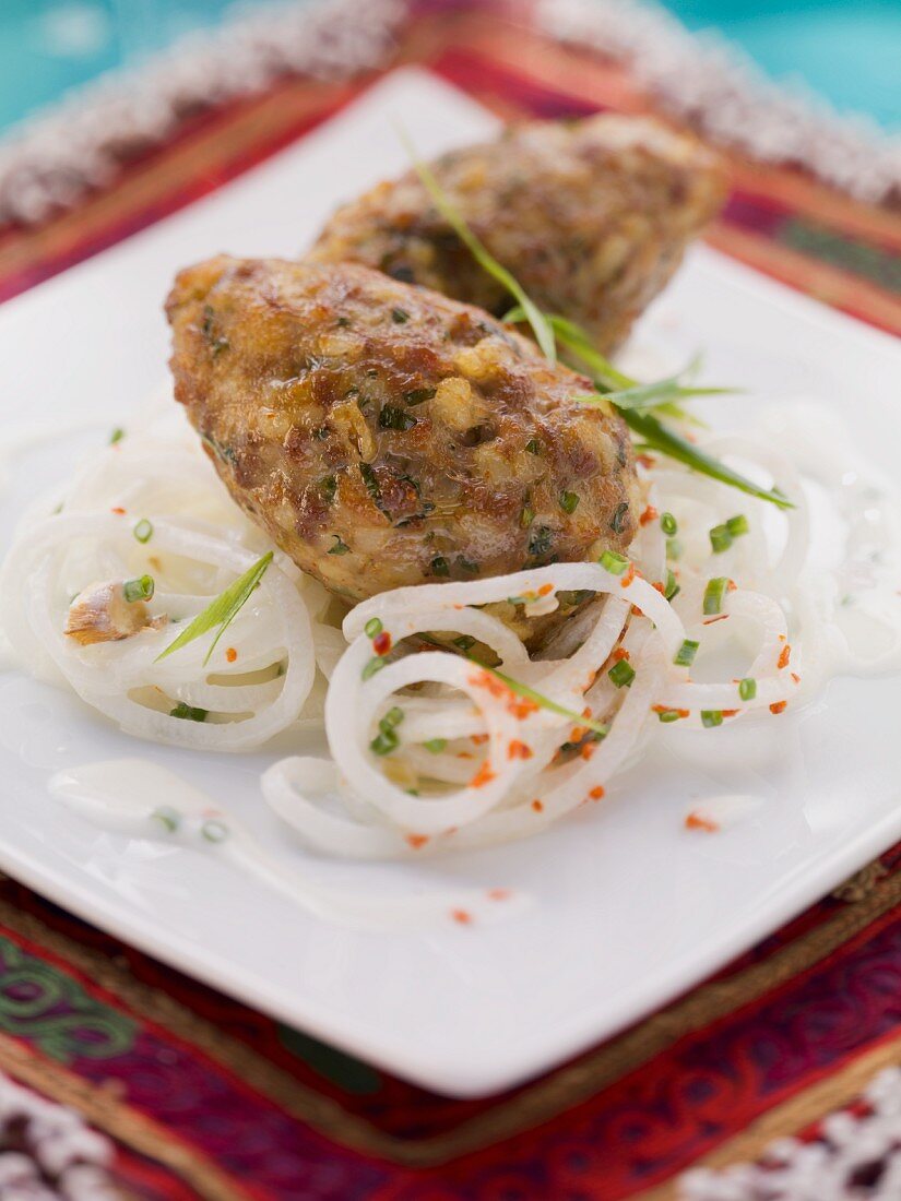 Hackfleisch-Bulgur-Klösschen auf Radieschensalat