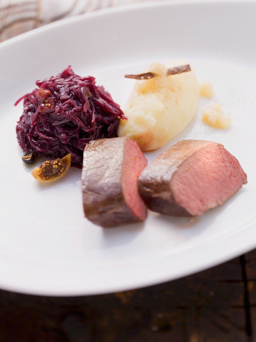 Fried saddle of venison with figs and red cabbage