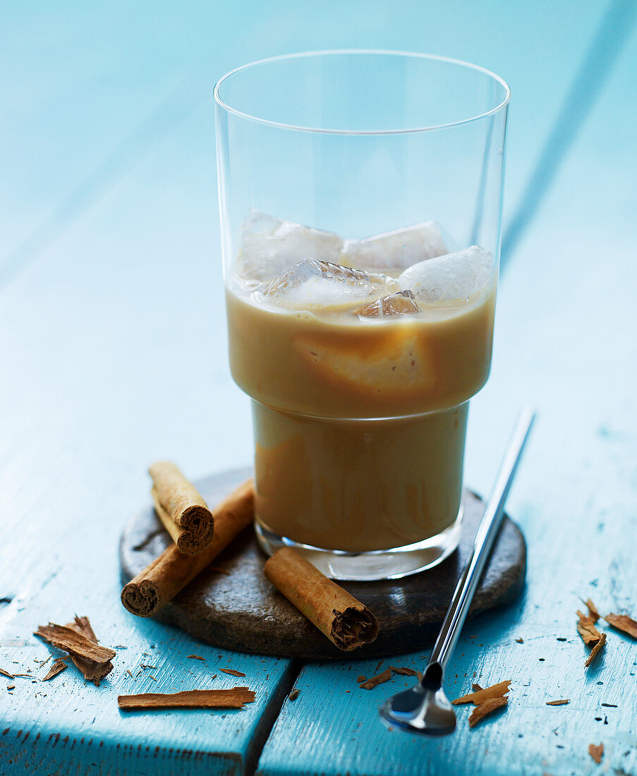 Eiskaffee mit Kondensmilch und Zimt