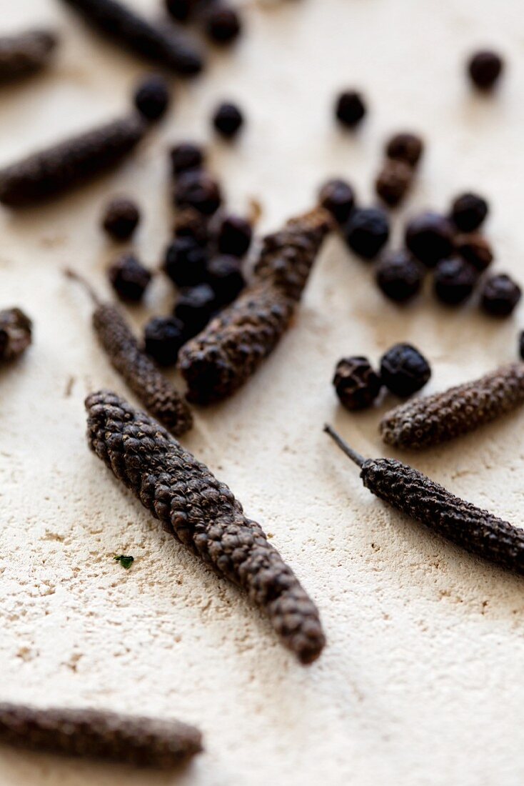 Langpfeffer und schwarze Pfefferkörner