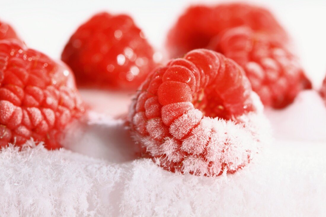 Frozen raspberries (close-up)