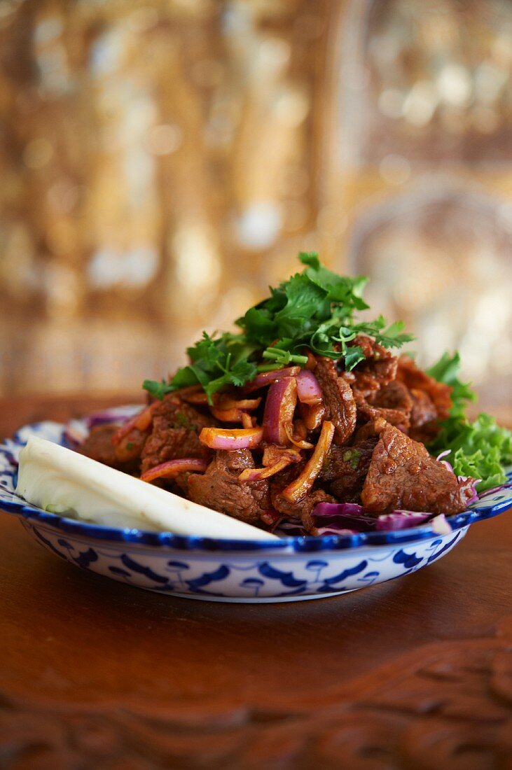 Würziger Rindfleischsalat mit Zwiebeln und Koriandergrün (Thailand)