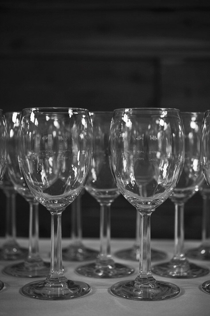 Viele leere Weingläser auf einem Tisch