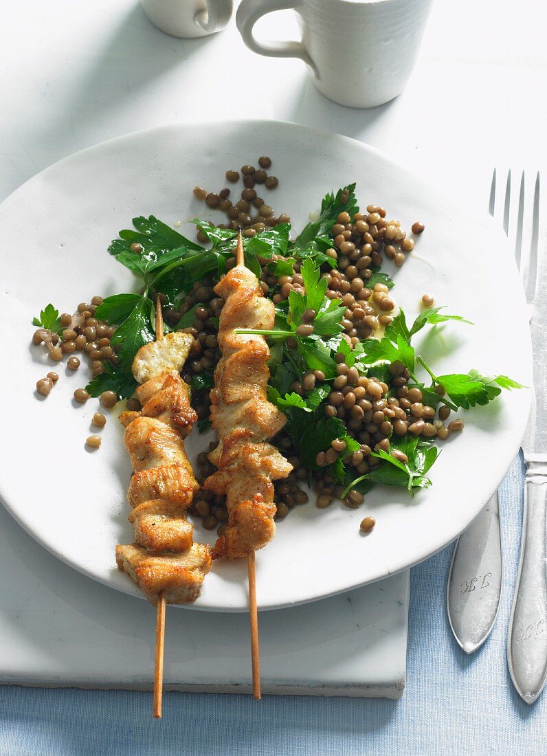 Hähnchenspieße auf Linsensalat