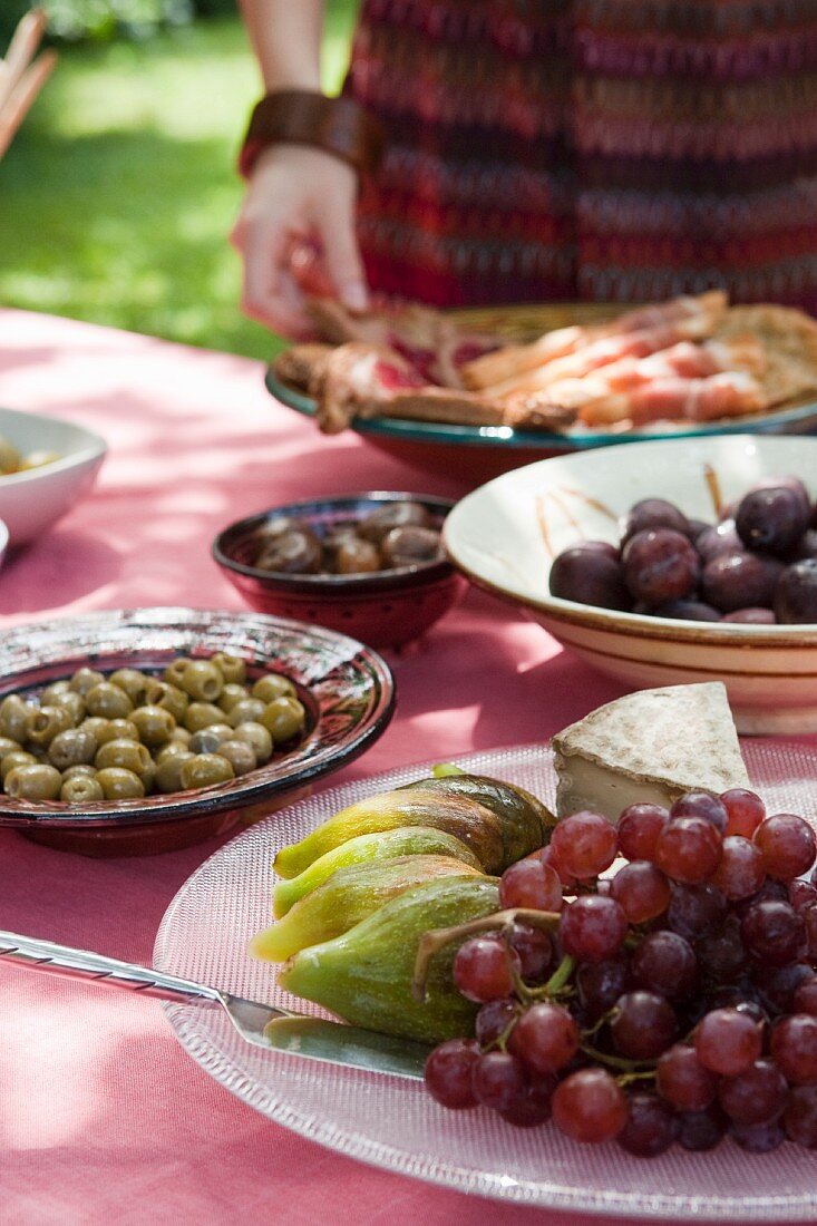 Mediterrane Speisen auf Gartentisch