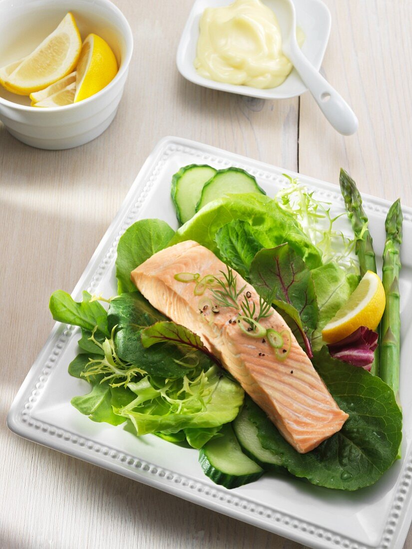 Pochierter Lachs auf Salatblätter mit Mayonnaise und Zitrone