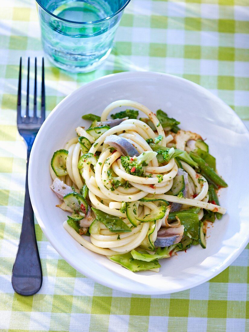 Maccaroni with green vegetables and herring