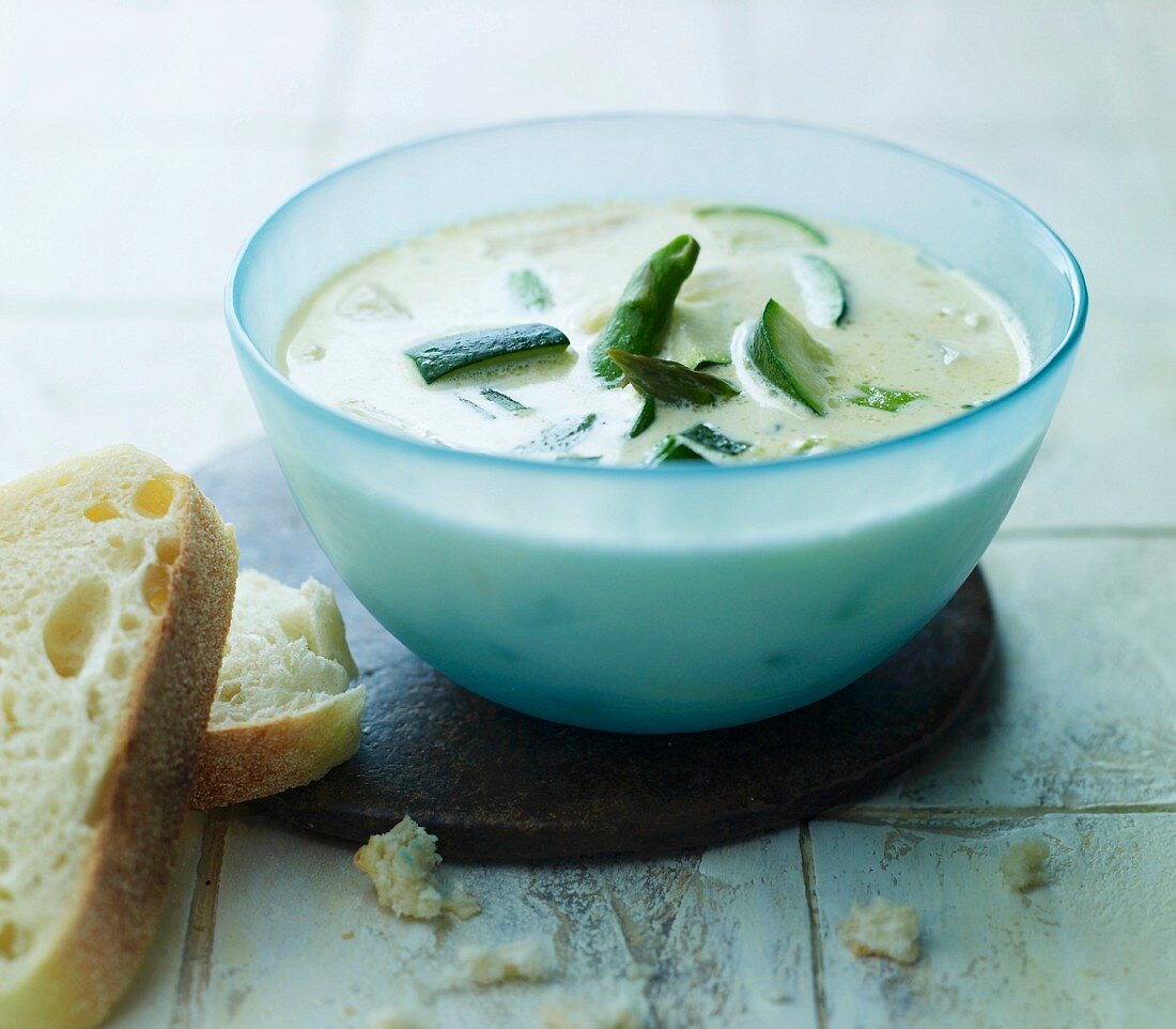 Gemüsesuppe mit Spargel (Skandinavien)