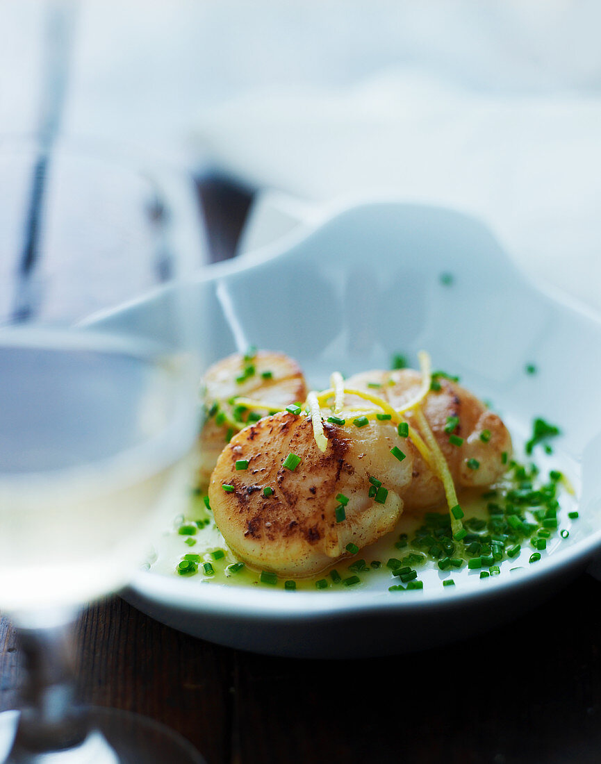 Fried scallops with chives and lemon sauce