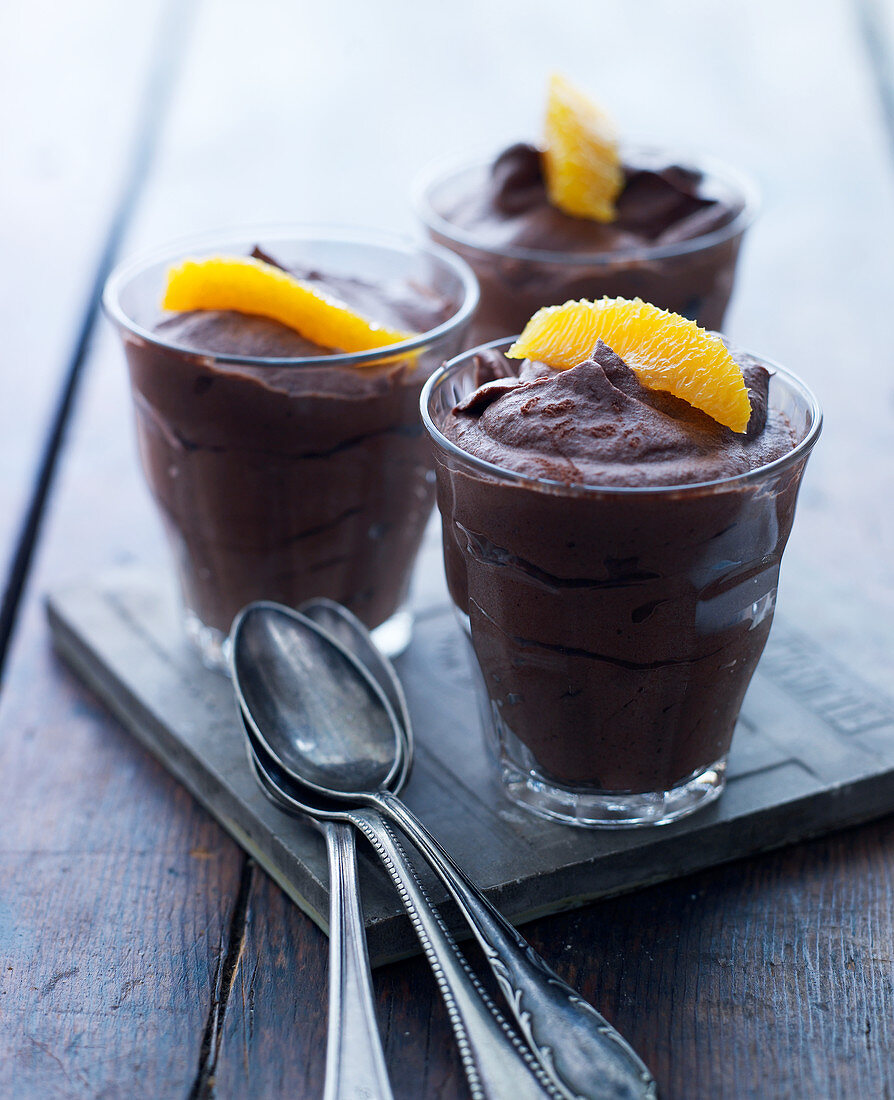 Schokoladenmousse mit Orangenfilet garniert