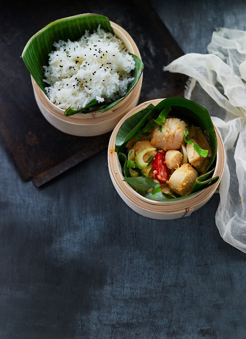 Scallops and rice with banana leaves in bamboo baskets