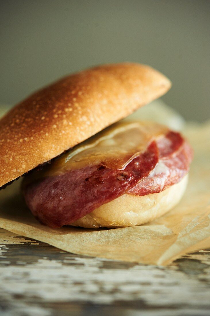 Getoastetes Brötchen mit Salami und Havarti-Käse