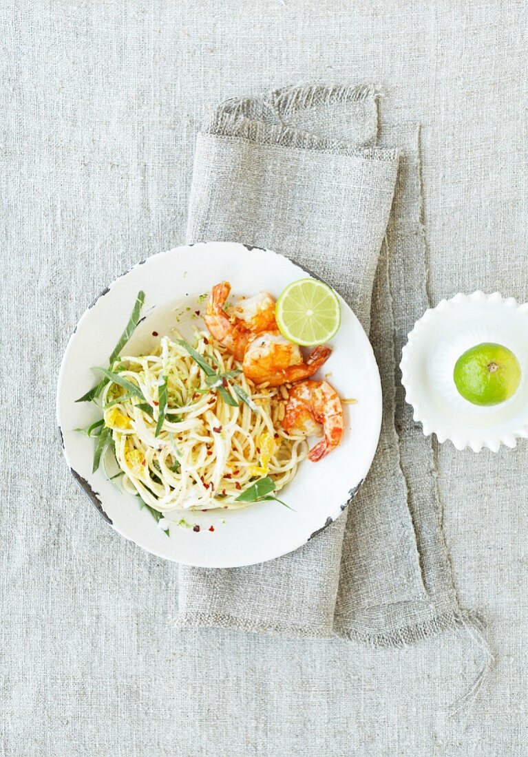 Spaghetti with king prawns and lime