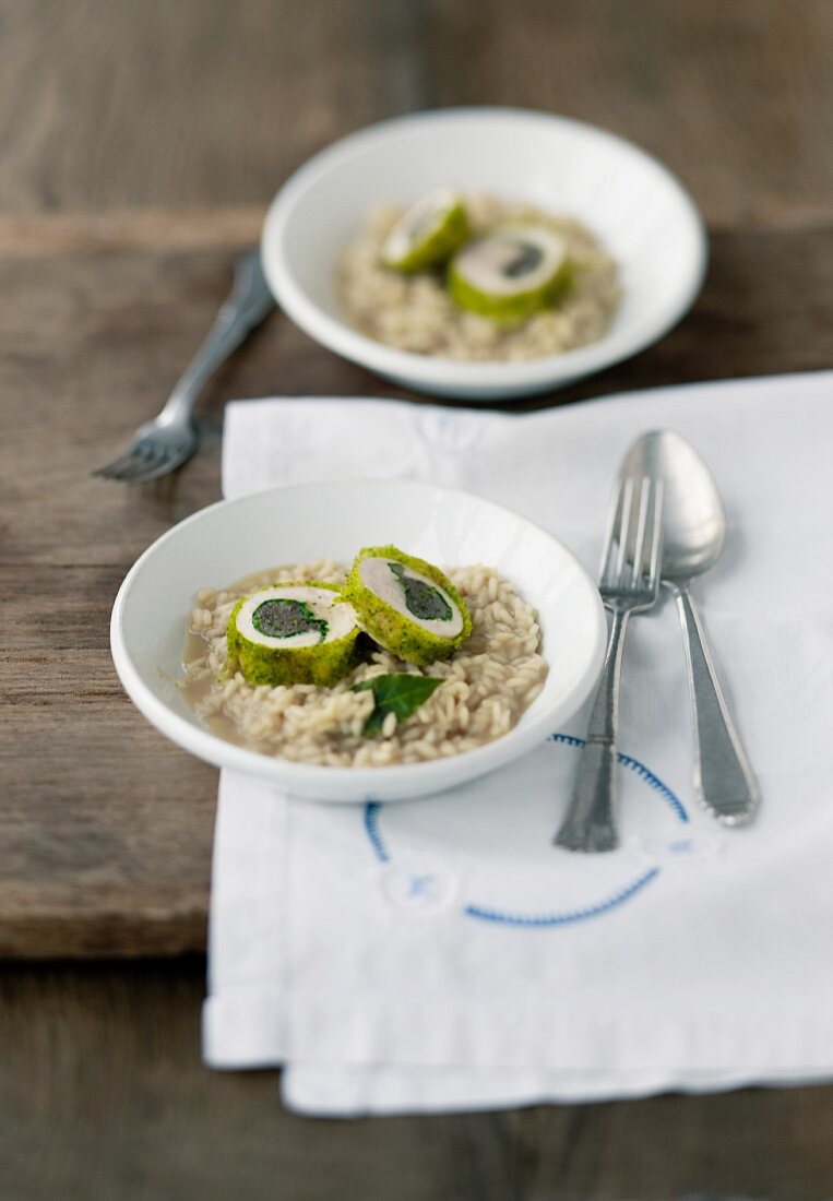 Gebackene Hähnchenbrustroulade mit Mangoldfüllung auf Risotto