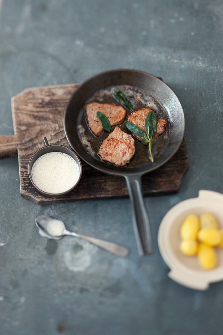 Kalbsschnitzel mit Salbei und Parmesansauce