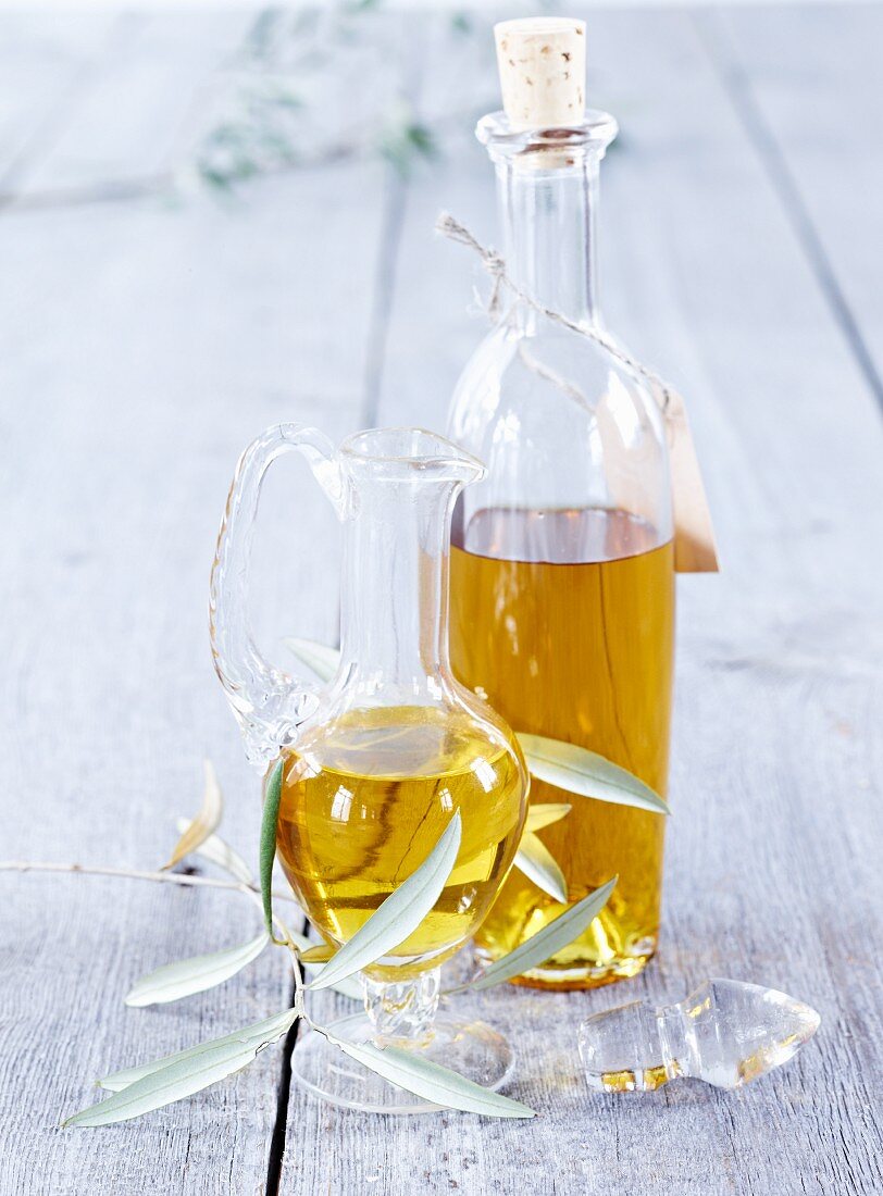 Olivenöl in Flasche und Karaffe