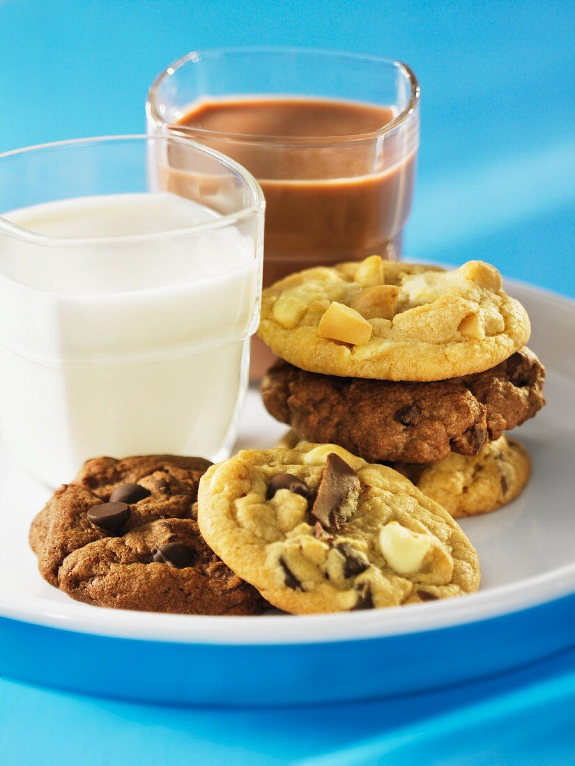 Chocolate chip cookies, a glass of milk and a glass of chocolate milk