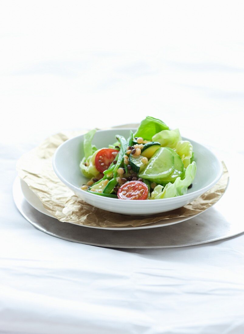 Vegetable salad with lentils and passion fruit vinaigrette
