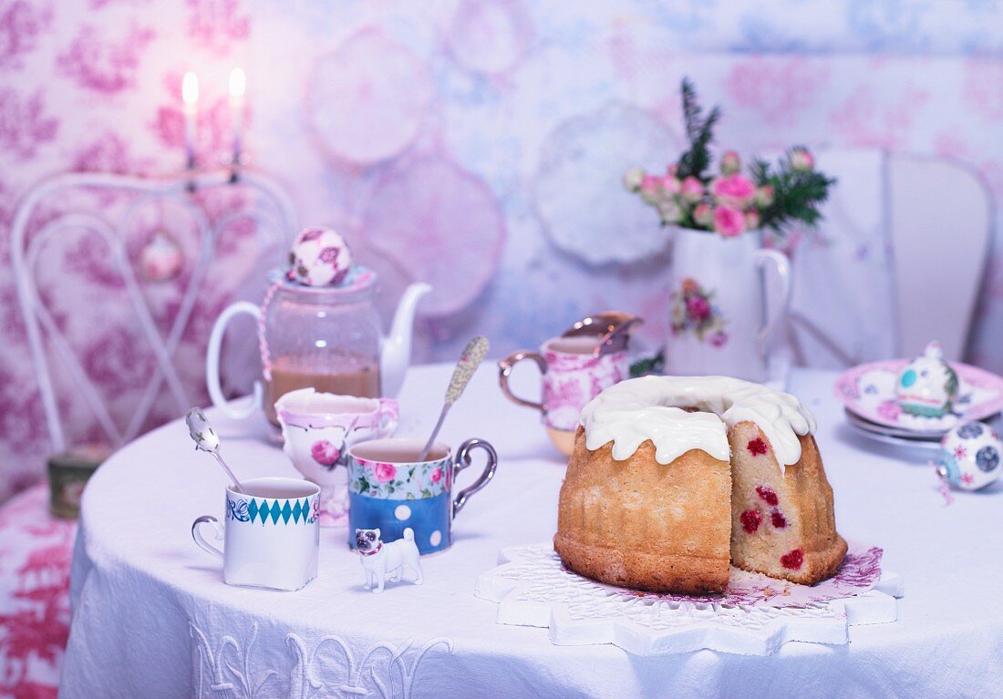 Lemon and raspberry Bundt cake with vanilla coffee