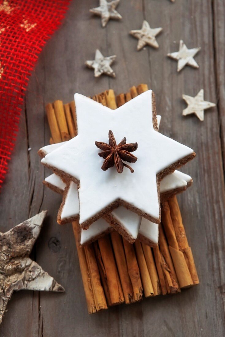 Zimtsterne, gestapelt, mit Weihnachtsdeko