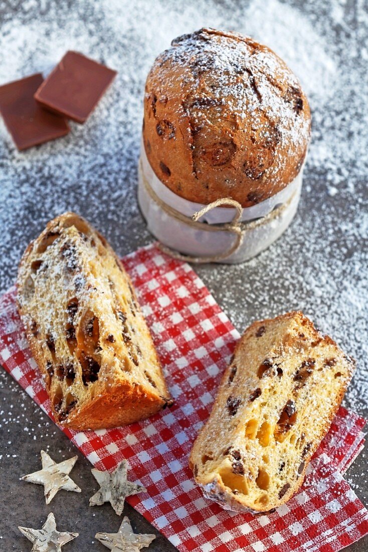 Panettone mit Schokolade - der typisch italienische Hefekuchen zu Weihnachten