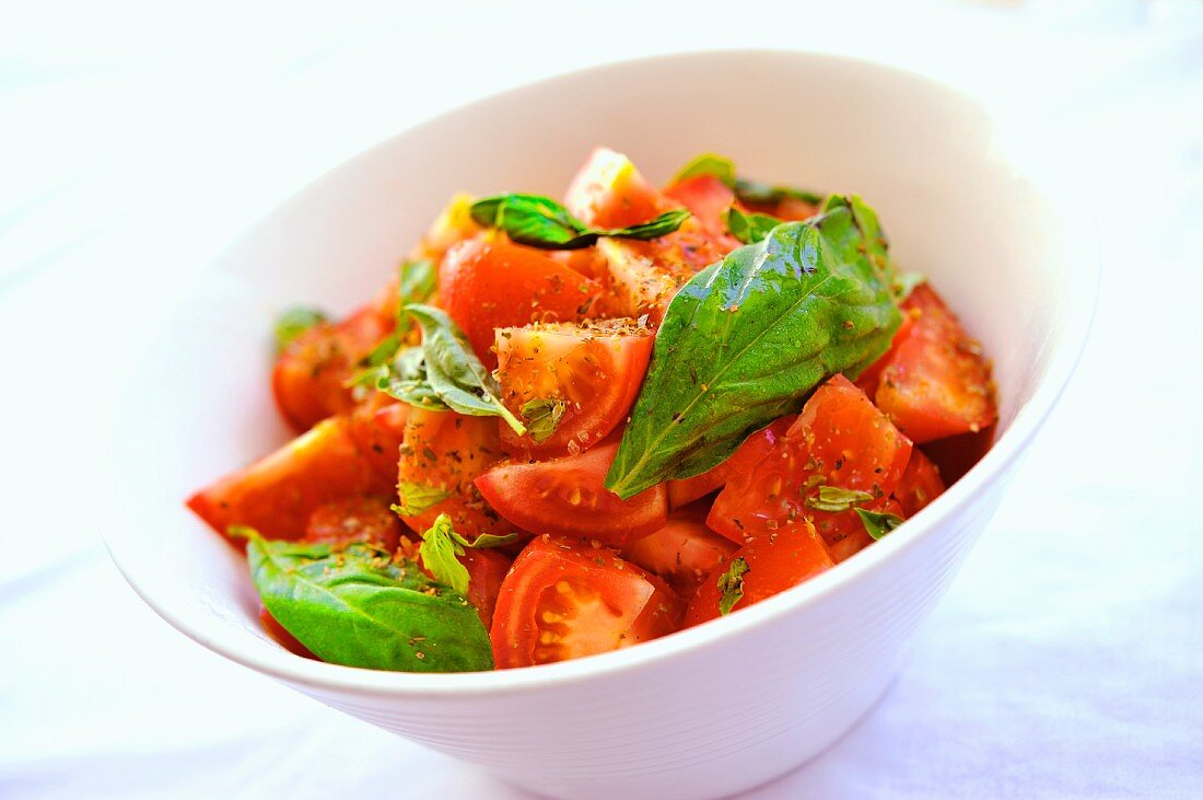 Tomatensalat mit Basilikum