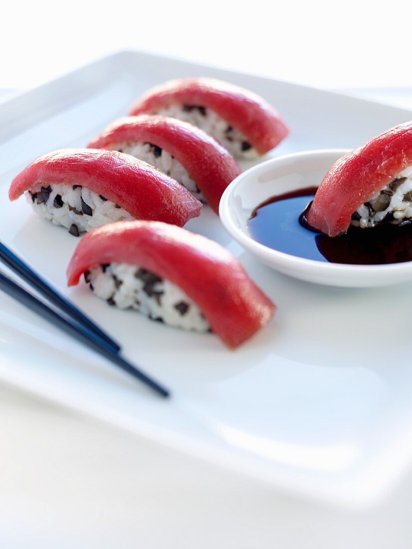 Nigiri-Sushi mit Thunfisch, Sojasauce