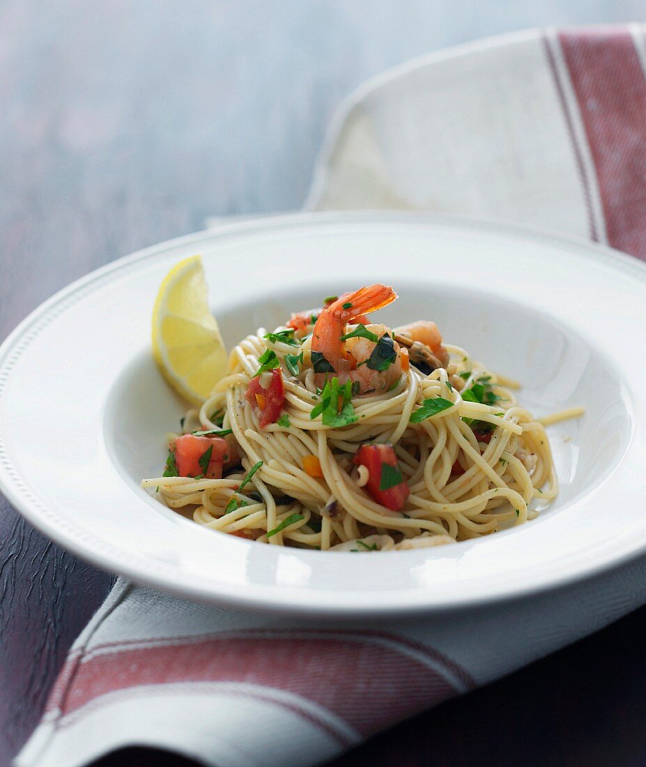 Spaghetti with prawns and tomatoes