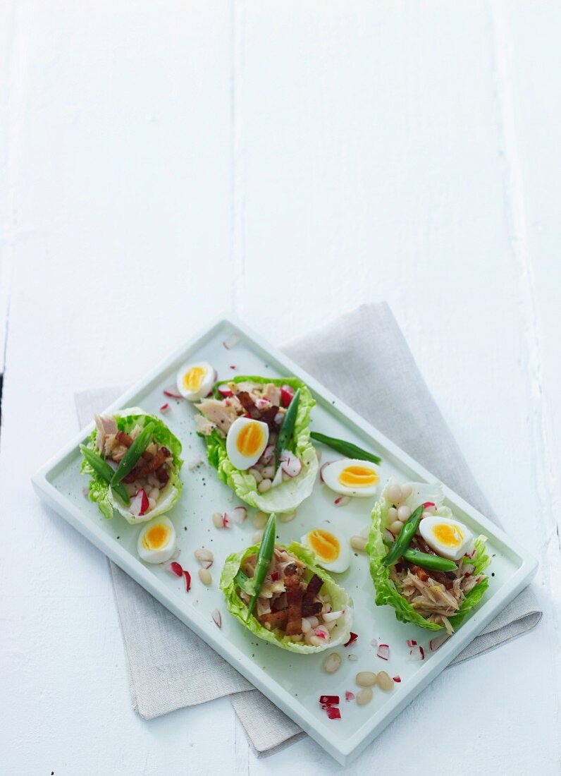 Thunfischsalat mit Bohnen und Ei im Kopfsalatblatt (Skandinavien)